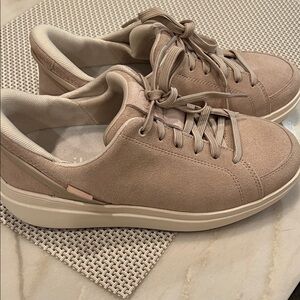 Kizik Women's Tan suede Sneakers sz 7